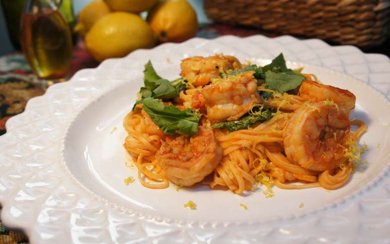 <p>Tagliatelli artesanal com pesto de castanhas e tomatinhos ao perfume de manjeric&atilde;o e grana padano (R$ 79,90 - 2 pessoas)</p>