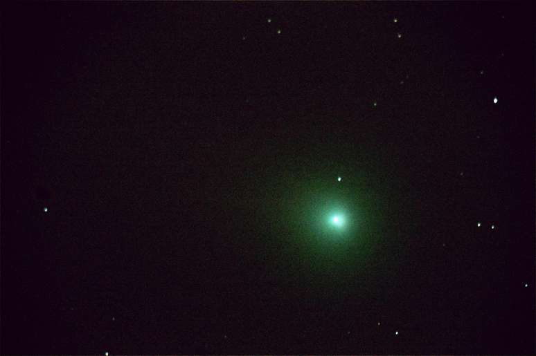 Cometa C/2013 R1 Lovejoy tem configuração típica: longa cauda e coloração esverdeada