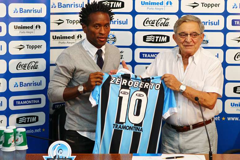 Z&eacute; Roberto foi contratado em 2012 e ainda pode renovar para 2014