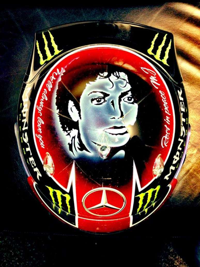 Capacete de Hamilton tem rosto de Michael Jackson