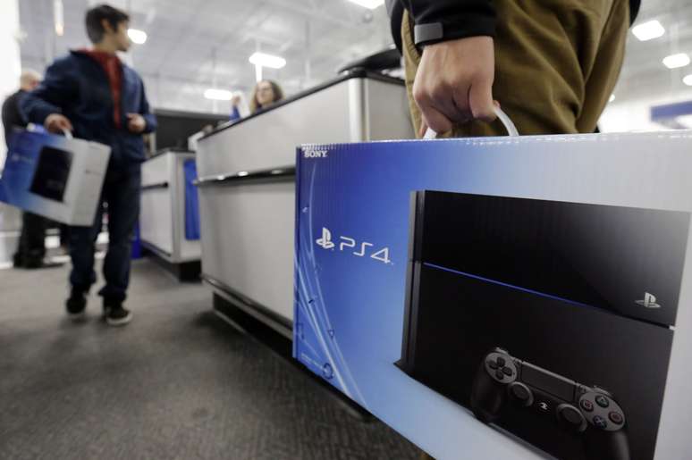 <p>Sony tenta reestabelecer estoque de Playstation 4 nas lojas</p>