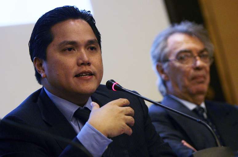 Indonésio Erick Thohir (à esq), presidente da Inter de Milão, fala sob os olhares de seu antecessor Massimo Moratti