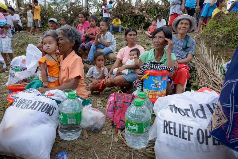 Filipinos recebem comida e material de limpeza na cidade de Tabogon