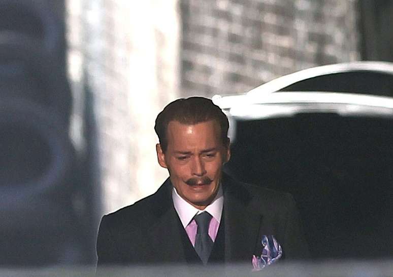 Johnny Depp gravou cenas emocionantes nessa quarta-feira (13) em Londres. No set, o astro é atropelado ao filmar o longa Mortdecai. Para o personagem, ele aparece de bigode fino e cabelos descoloridos