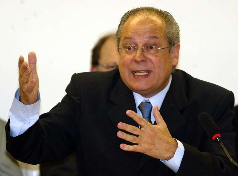 <p>Ex-ministro José Dirceu testemunha perante conselho de ética do Congresso, em Brasília, em agosto de 2005</p>