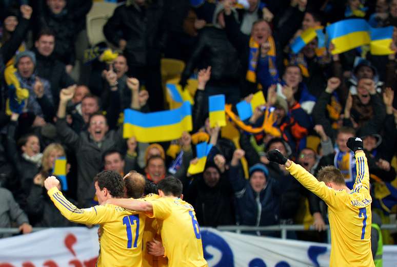 Jogadores da Ucrânia festejam vitória sobre a França em Kiev que deixa a equipe mais perto da Copa do Mundo