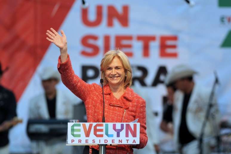 Evelyn Matthei acena para partidários durante último comício antes das eleições de domingo