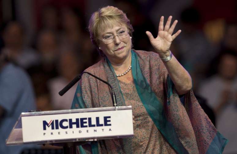 Favorita, Michelle Bachelet acena durante comício em Santiago