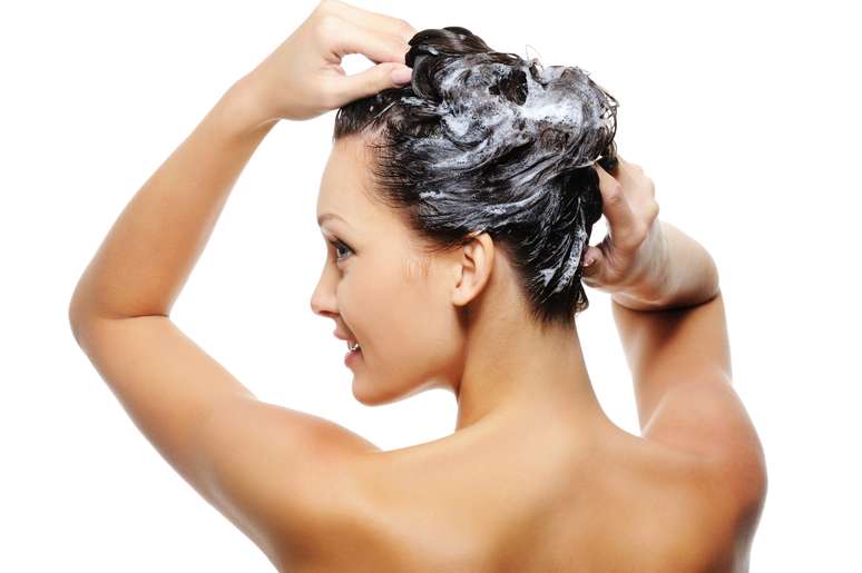 <p>Lavar os cabelos diariamente remove a oleosidade natural do couro cabeludo e o corpo compensa a falta produzindo mais óleo</p>