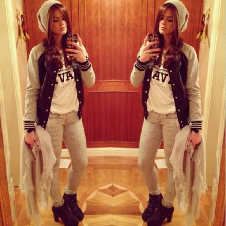 <p>Em Viena, na &Aacute;ustria, onde est&aacute; gravando a nova novela de Manoel Carlos, a atriz Bruna Marquezine se protege do frio sem perder o estilo: ela apostou&nbsp;em uma boina de l&atilde;, jaqueta estilo bomber, cal&ccedil;a jeans justa e com estampa de po&aacute;, al&eacute;m de sapatos de saltos&nbsp;altos. "Uma noite aben&ccedil;oada!", escreveu na legenda da imagem</p>