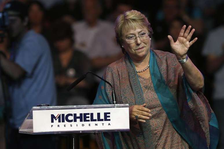 <p>Candidata à presidência do Chile Michelle Bachelet acena após dirscurso durante comício de encerramento de sua campanha, em Santiago</p>