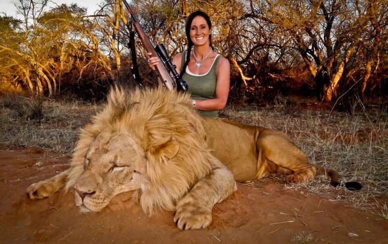 Melissa Bachman, que se auto-intitula como uma "caçadora hardcore", vem causando polêmica com algumas fotos postadas no Facebook e no Twitter. Recentemente, a apresentadora do programa Winchester's Deadly Passion, do canal Pursuit Channel, foi duramente criticada por publicar fotos de animais mortos durante suas caçadas, incluindo leões, zebras e antílopes.