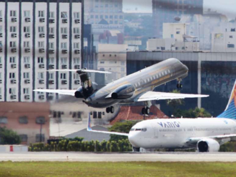 Avião da PF decola rumo a Belo Horizonte levando José Dirceu e José Genoino