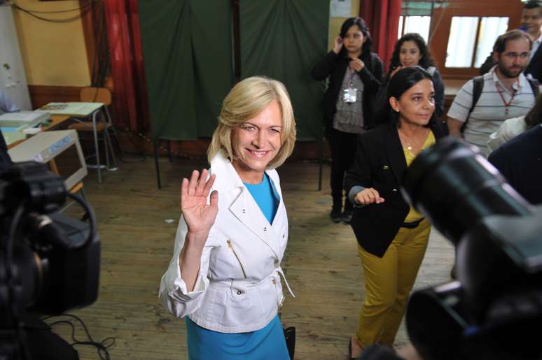 A candidata Evelyn Matthei chega para votar em uma seção eleitoral em Santiago