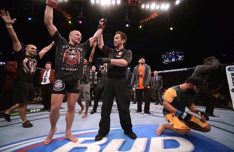 <p>Georges St. Pierre tem sua vitória sobre Johny Hendricks decretada; decisão dos jurados causou polêmica no UFC 167</p>