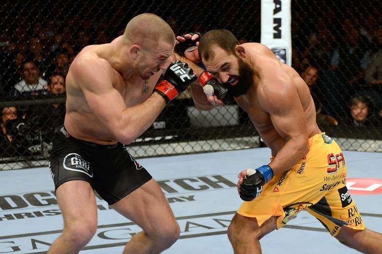 <p>Georges St. Pierre e Johny Hendricks fizeram luta polêmica em Las Vegas que terminou com vitória para o canadense</p>