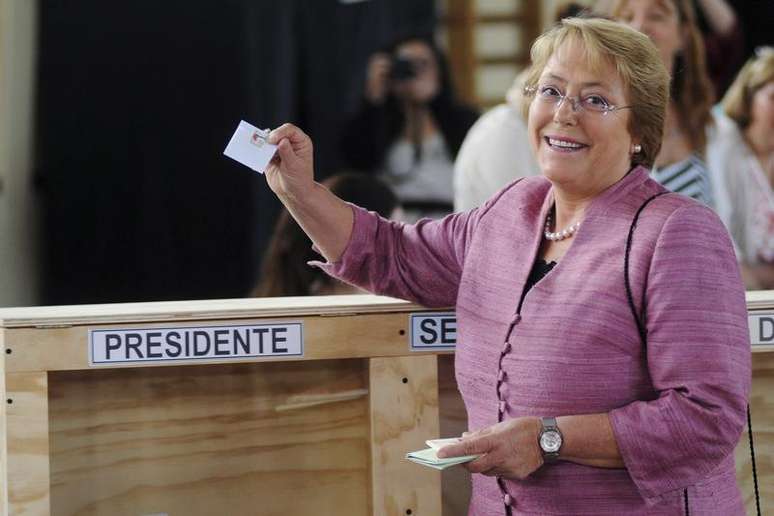 <p>Candidata a presd&ecirc;ncia do Chile Michelle Bachelet mostra sua c&eacute;dula durante elei&ccedil;&atilde;o presidencial em Santiago</p>