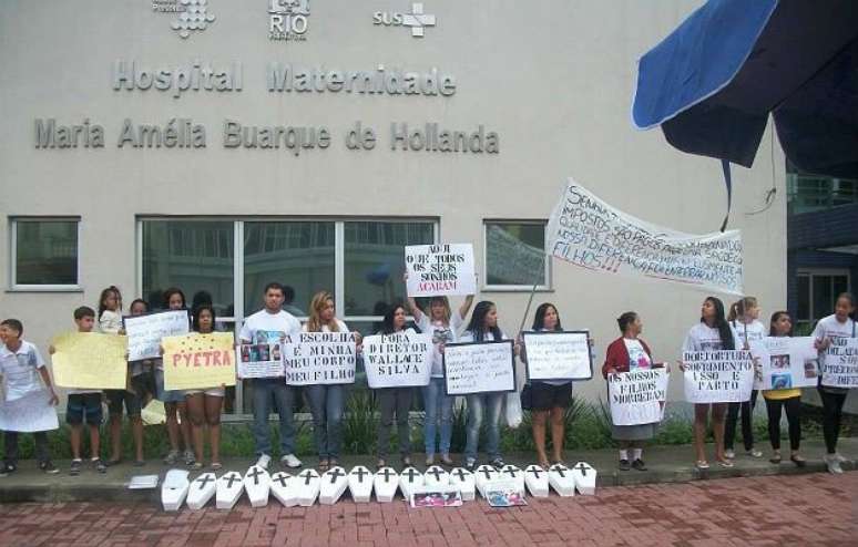 Pais fazem protesto contra as mortes em frente à maternidade Maria Amélia