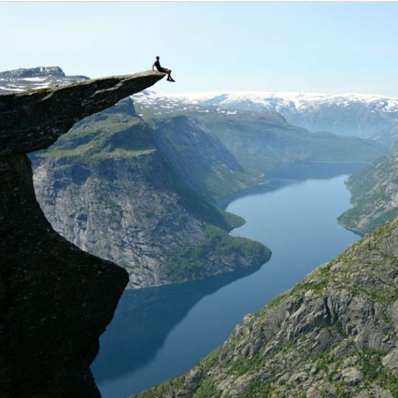 <p>Registros variados são feitos do alto da Trolltunga</p>