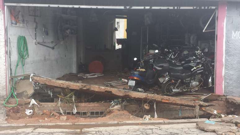 <p>A cal&ccedil;ada, um muro e parte do asfalto da rua Margarida Izar, no Jardim Celeste, na regi&atilde;o da Vila S&ocirc;nia, zona sul de S&atilde;o Paulo, cederam ap&oacute;s as chuvas que castigaram a regi&atilde;o na noite do &uacute;ltimo s&aacute;bado</p>