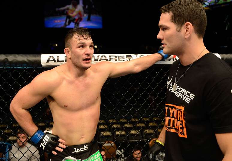 Gian Villante contou com o apoio de Chris Weidman, campeão dos médios, em seu córner; o americano derrotou Cody Donovan por nocaute técnico