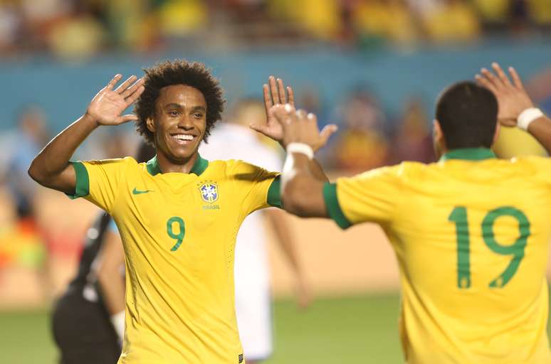 <p>Willian (foto) e Robinho causaram dúvidas na cabeça de Felipão</p>