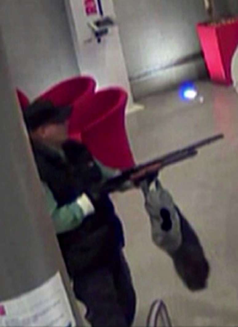 Frame de vídeo de circuito interno mostra o atirador durante ataque ao jornal Libération