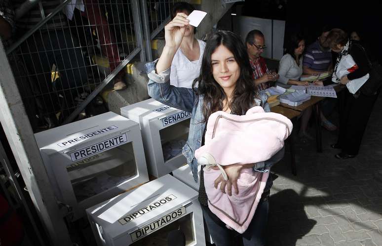 <p>A jovem votou com a filha de pouco mais de um mês nos braços</p>