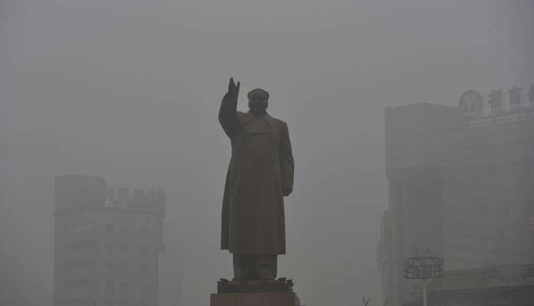 <p>Est&aacute;tua do l&iacute;der chin&ecirc;s Mao Ts&eacute;-Tung &eacute; vista em meio &agrave; polui&ccedil;&atilde;o do ar em Shenyang, na China</p>