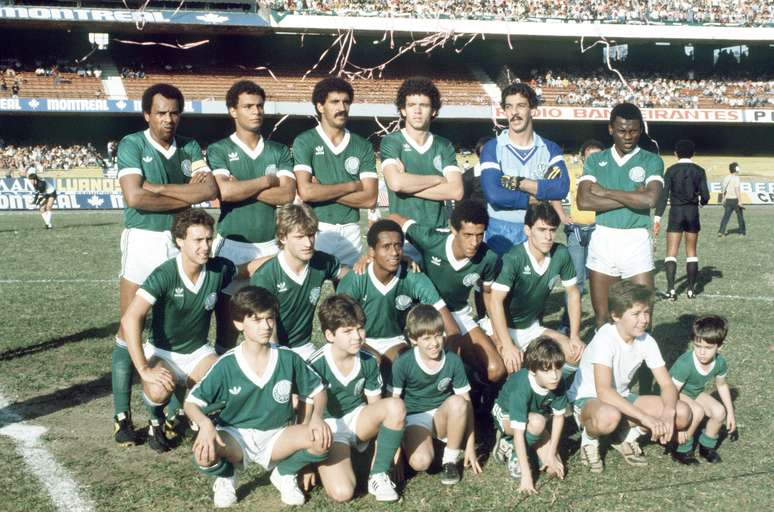 <p>Entre as décadas de 70 e 80, Perivaldo (de pé, o primeiro à direita) jogou no Bahia, no Botafogo, no Palmeiras e no Bangu, além de defender a Seleção Brasileira em três ocasiões</p>