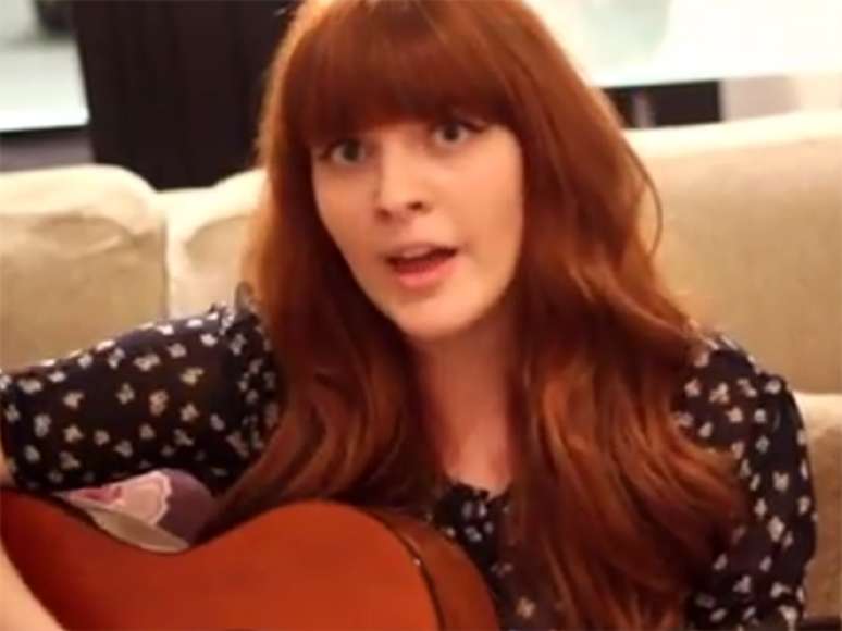 Uma sósia de Clarice Falcão tem chamado atenção no Youtube depois de publicar uma paródia da canção 'Monomania', na última terça-feira (12). Na letra, Giulia Gamba brinca com o fato de ser parecida com a cantora, além de imitar as expressões de Clarice e também tocar violão