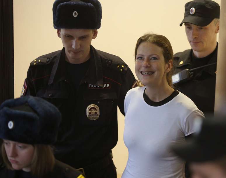 <p>Bióloga brasileira Ana Paula Maciel sorri ao deixar a prisão em São Petersburgo, na Rússia</p>