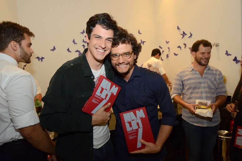 <p>Wagner Moura, Aderbal Freire Filho e Bárbara Harrington receberam famosos no lançamento de Hamlet, uma tradução feita especialmente para montagem teatral. Na foto, Wagner Moura e Mateus Solano</p>