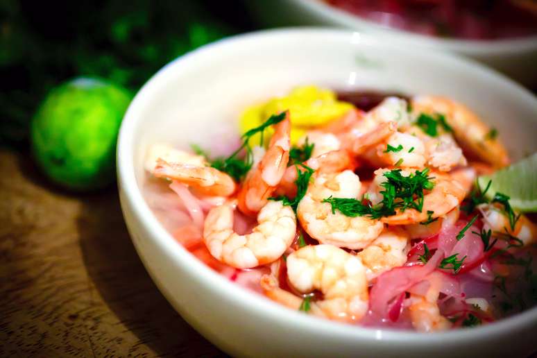 A mistura de influências indígenas, africanas e europeias criou uma enorme diversidade culinária na América Latina, e fez com que surgissem deliciosos pratos que se tornaram marca registrada de alguns países. Um bom exemplo é o ceviche. Se hoje a culinária peruana é famosa no mundo todo por conta de sua qualidade e sofisticação, muito se deve a ele. Feito à base de peixe cru marinado em um molho cítrico, ele conquista paladares com seu tempero marcante, e é um patrimônio nacional do Peru