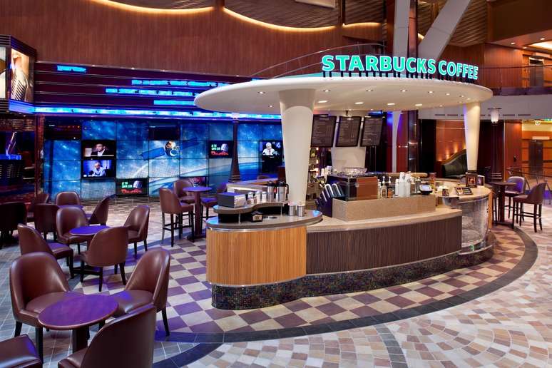 Starbucks, na Royal Caribbean International - Primeira companhia de cruzeiros a contar com uma Starbucks a bordo, a Royal Caribbean hoje tem o café instalado no Allure of the Seas e seu irmão, Oasis, além de servir bebidas da famosa cafeteria em outras embarcações. Nele é possível pedir uma das bebidas das lojas, desde os cafés até frappuccinos, cappuccinos, entre outras