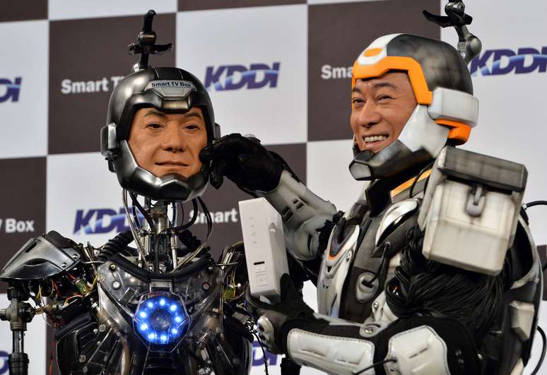 Matsudaira posa para foto ao lado do "sósia" robô