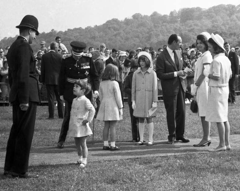 Junto dos filhos, Jacqueline Kennedy participa de cerimônia de homenagem ao marido em Runnymede, na Inglaterra, em maio de 1965