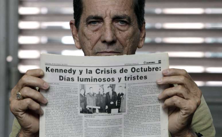 <p>Manuel Rodriguez, 74 anos, segura um exemplar do jornal Granma com um artigo sobre Kennedy</p>