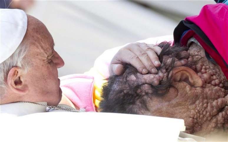A imagem do papa Francisco abençoando Riva circulou no mundo todo