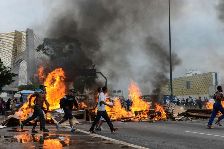Manifestantes atearam fogo em tapumes para bloquear pistas da Marginal Tietê