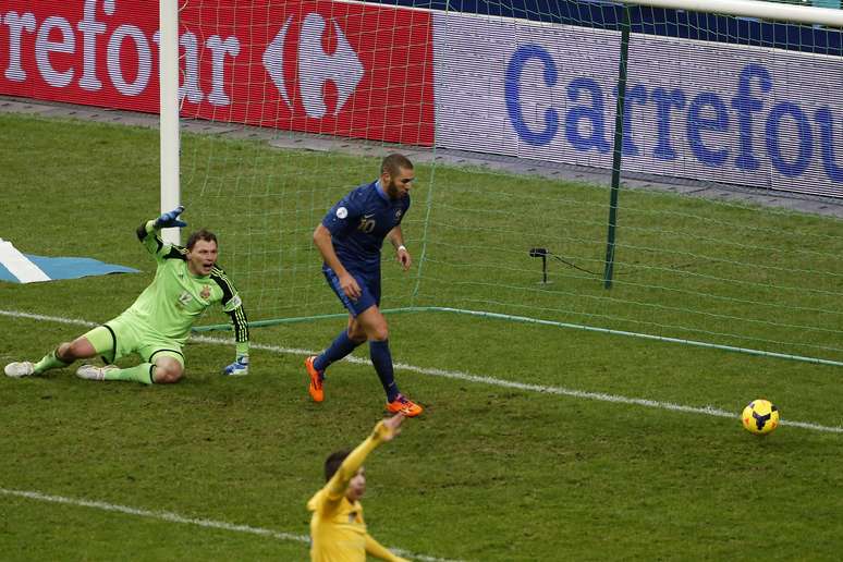 <p>Benzema fez gol em completo impedimento, mas França teve gol legal anulado pouco antes</p>
