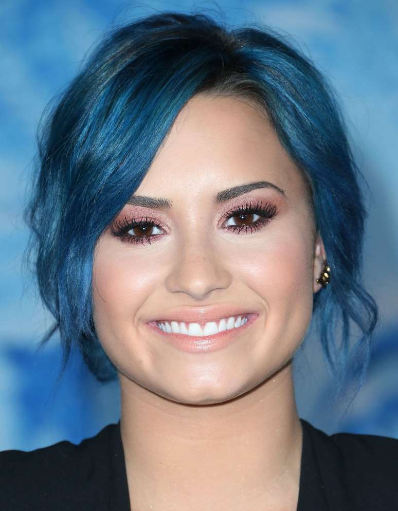 Demi Lovato prestigiou nessa terça-feira (19) a première da animação Frozen  Uma Aventura Congelante, da Disney, em Hollywood