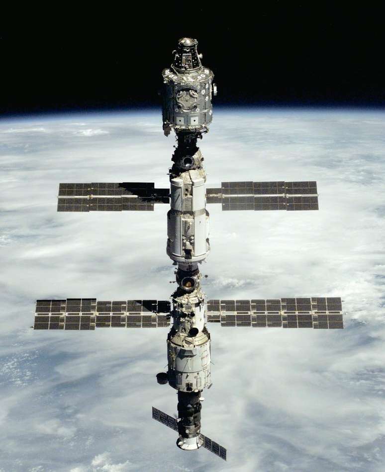 Destroços de um antigo satélite russo à deriva no espaço quase atingiram a Estação Espacial Internacional (ISS)
