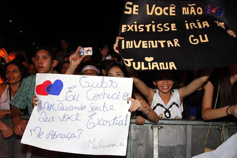 <p>Admiradoras do cantor exibem declarações de amor ao ídolo, em São Paulo, na terça</p>