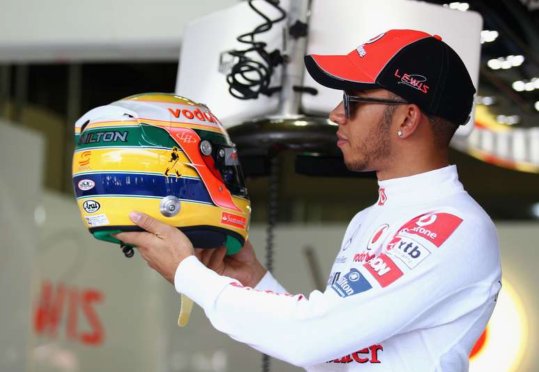 <p>Em 2011, ainda pela McLaren, Hamilton disputou GP do Brasil com capacete inspirado no de Senna</p>