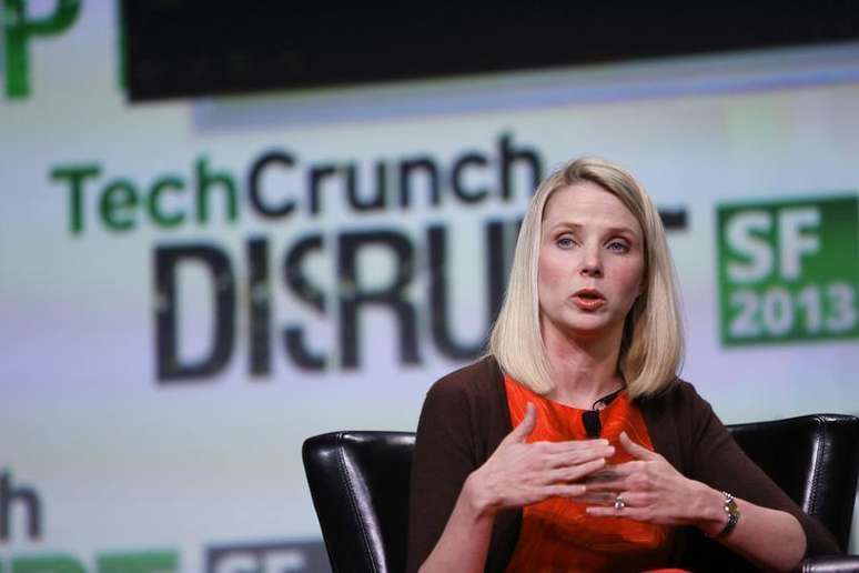 Marissa Mayer, presidente do conselho e presidente-executiva do Yahoo!, fala no palco durante uma sessão de bate-papo informal no TechCrunch Disrupt SF 2013 em San Francisco, Califórnia. O Yahoo disse na terça-feira que aumentou sua autorização para recompra de ações em 5 bilhões de dólares e que planejava oferecer 1 bilhão de dólares em títulos conversíveis. 11/09/2013