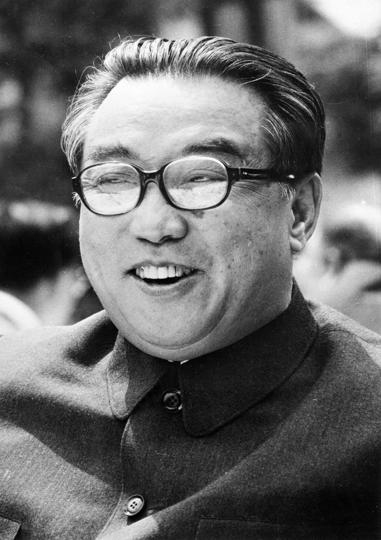 Sorridente, Kim Il-sung seguia as recomendações médicas