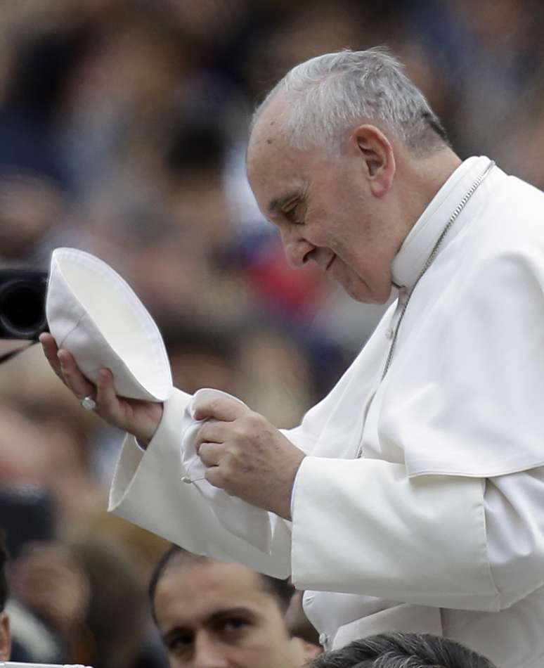 <p>O papa Francisco em meio a fiéis na Praça São Pedro</p>