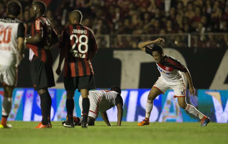 <p>Hernane brinca com Amaral "Pitbull", autor de um gola&ccedil;o</p>