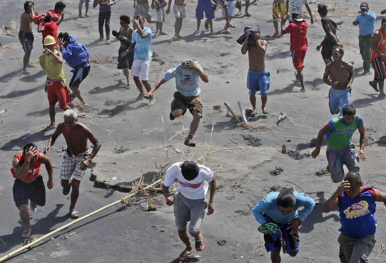 Cenário é de devastação em Tacloban, uma das cidades mais atingidas pelo tufão